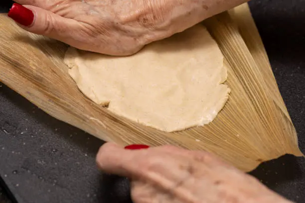 Preparar tamales tontos es una forma sencilla de aprovechar la masa de maíz. / iStock