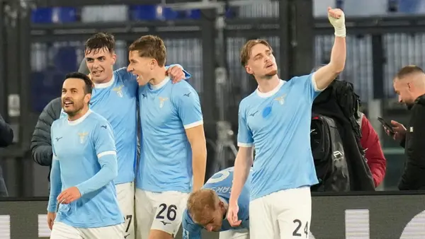 Lazio, con gol de último minuto, venció al Genoa de Johan Vásquez