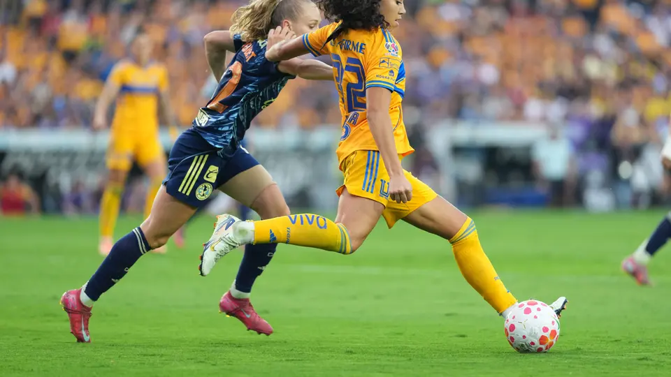 Aaliyah Farmer disputa el balón con Sarah Luebbert en el partido de América contra Tigres | IMAGO 7