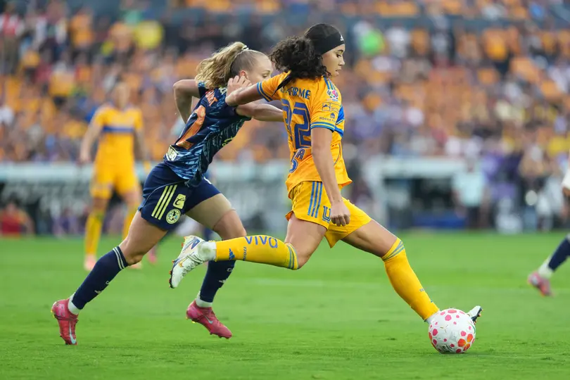Aaliyah Farmer disputa el balón con Sarah Luebbert en el partido de América contra Tigres | IMAGO 7