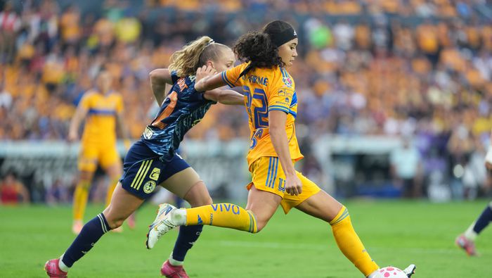 Aaliyah Farmer disputa el balón con Sarah Luebbert en el partido de América contra Tigres | IMAGO 7