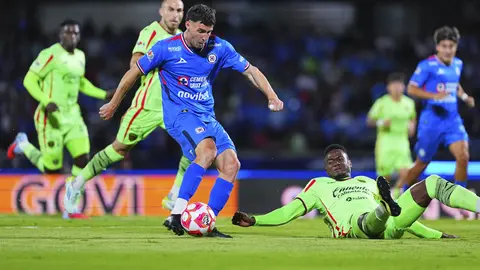 José Paradela en el partido de Cruz Azul contra FC Juárez en el Apertura 2025 | IMAGO 7