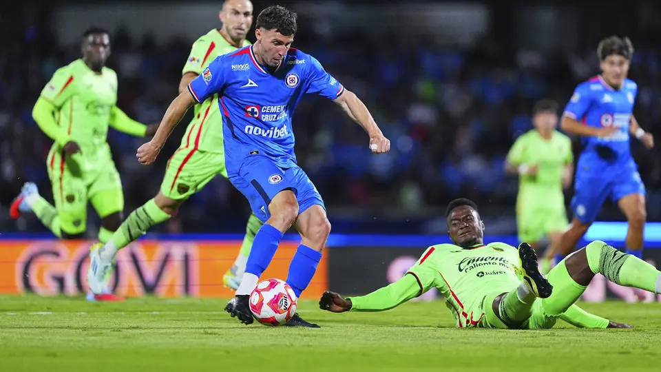 José Paradela en el partido de Cruz Azul contra FC Juárez en el Apertura 2025 | IMAGO 7