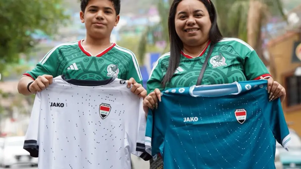 Aficionados con playeras de México muestran playeras de Irak l INSTA: @iraqnt_en