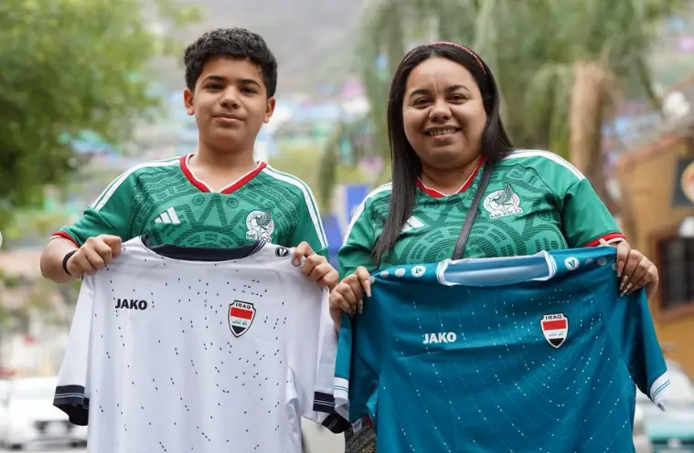 Aficionados con playeras de México muestran playeras de Irak l INSTA: @iraqnt_en