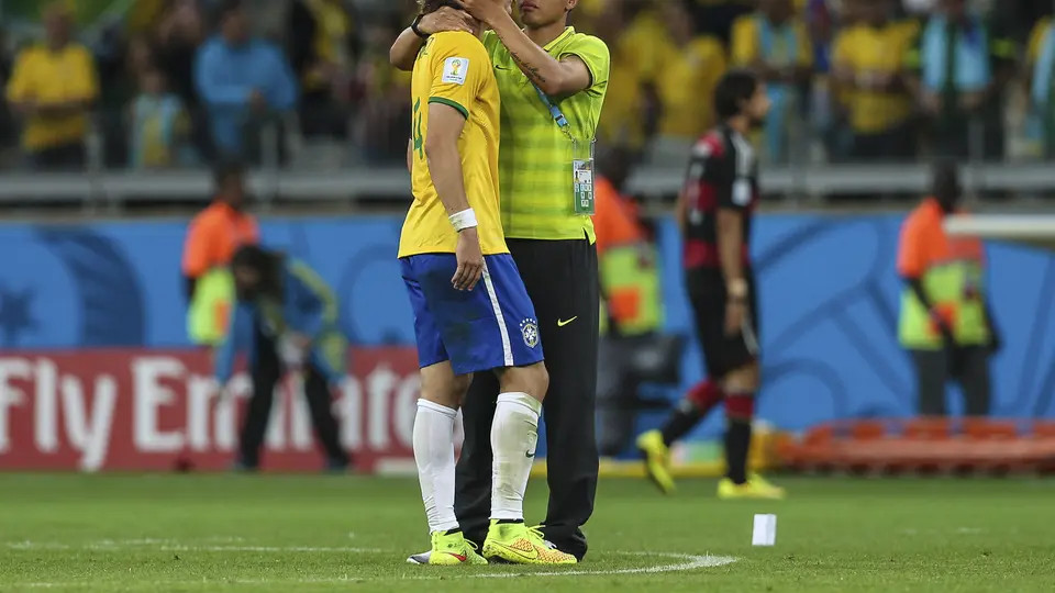 David Luiz siendo consolado por Thiago Silva | Imago7