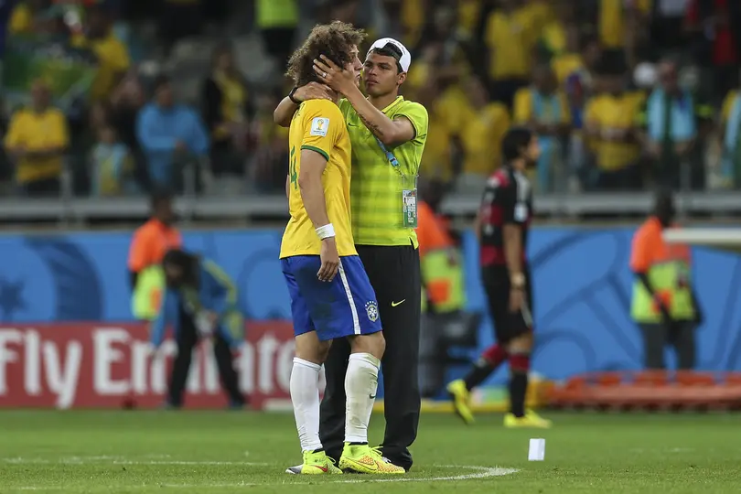 David Luiz siendo consolado por Thiago Silva | Imago7