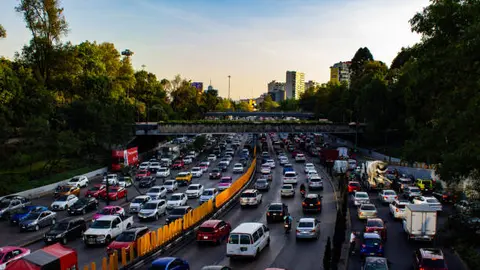 Los autos con engomado amarillo y placas 5 y 6 no podrán circular este lunes./ Pixabay