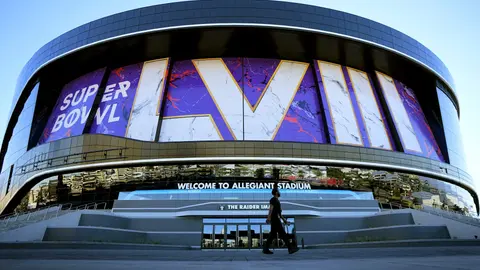 Panorámica del Allegiant Stadium con un letrero del Super Bowl LVIII | AP