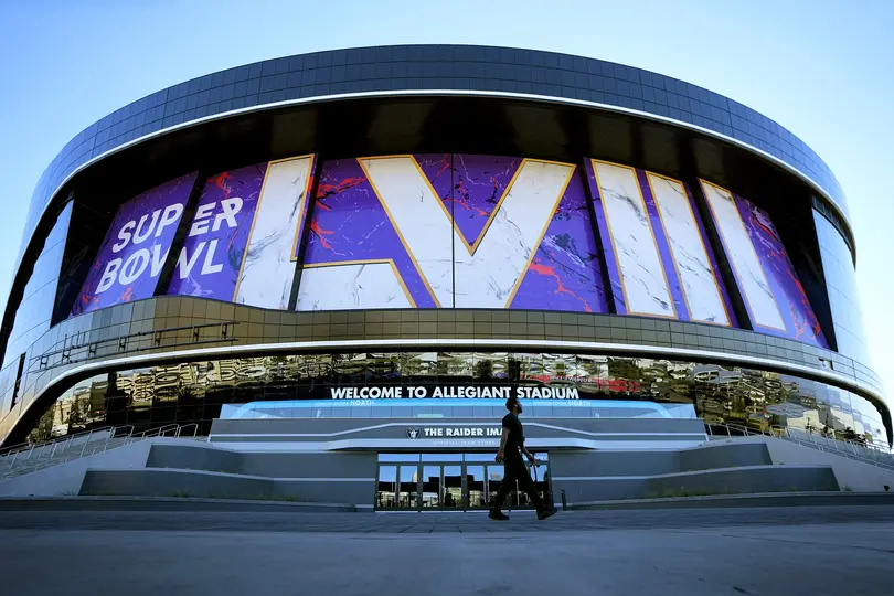 Panorámica del Allegiant Stadium con un letrero del Super Bowl LVIII | AP