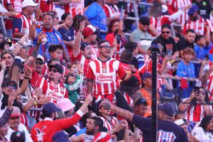 ¡Terrible! Aficionados manchan en Clásico Tapatío en Estados Unidos con pelea campal