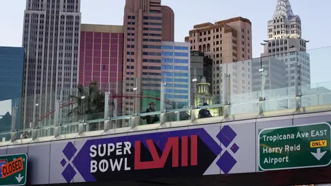 Las Vegas Strip con un letrero del Super Bowl LVIII de la NFL | AP