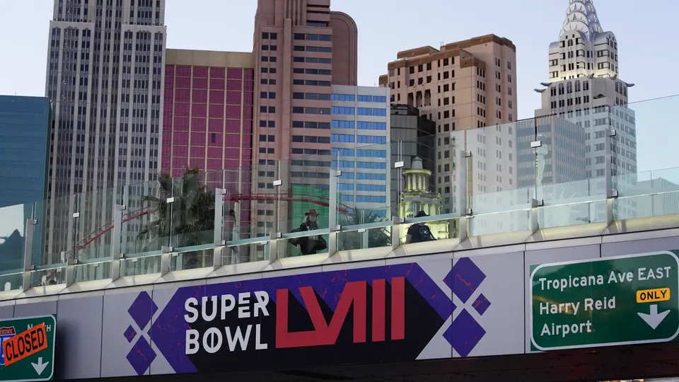 Las Vegas Strip con un letrero del Super Bowl LVIII de la NFL | AP