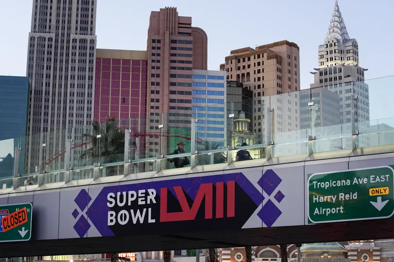 Las Vegas Strip con un letrero del Super Bowl LVIII de la NFL | AP