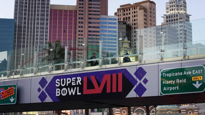 Las Vegas Strip con un letrero del Super Bowl LVIII de la NFL | AP