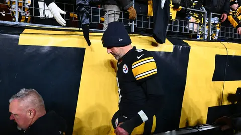 Aaron Rodgers saliendo de un partido l AFP