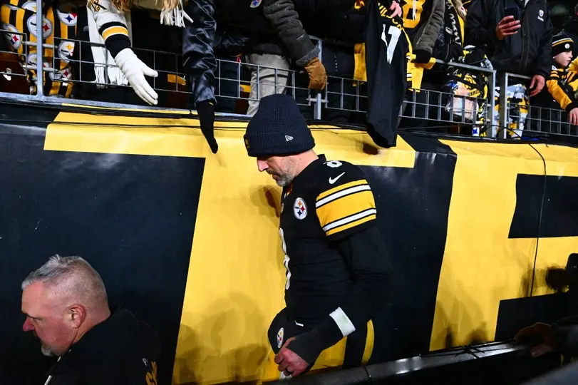 Aaron Rodgers saliendo de un partido l AFP