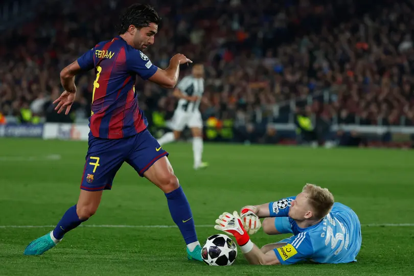 Ferran Torres buscando rematar un balón l AP