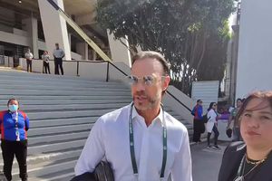Zague se molesta con aficionado que le dice 'Impresionanti': "¿Quieres que te enseñe?"