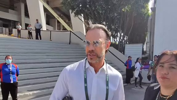 Zague se molesta con aficionado que le dice 'Impresionanti': "¿Quieres que te enseñe?"