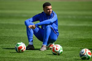 Mbappé en entrenamiento con la Selección de Francia en la Fecha FIFA | AP