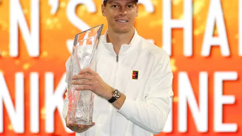 Jannik Sinner posa con el trofeo en el Miami Open l AFP