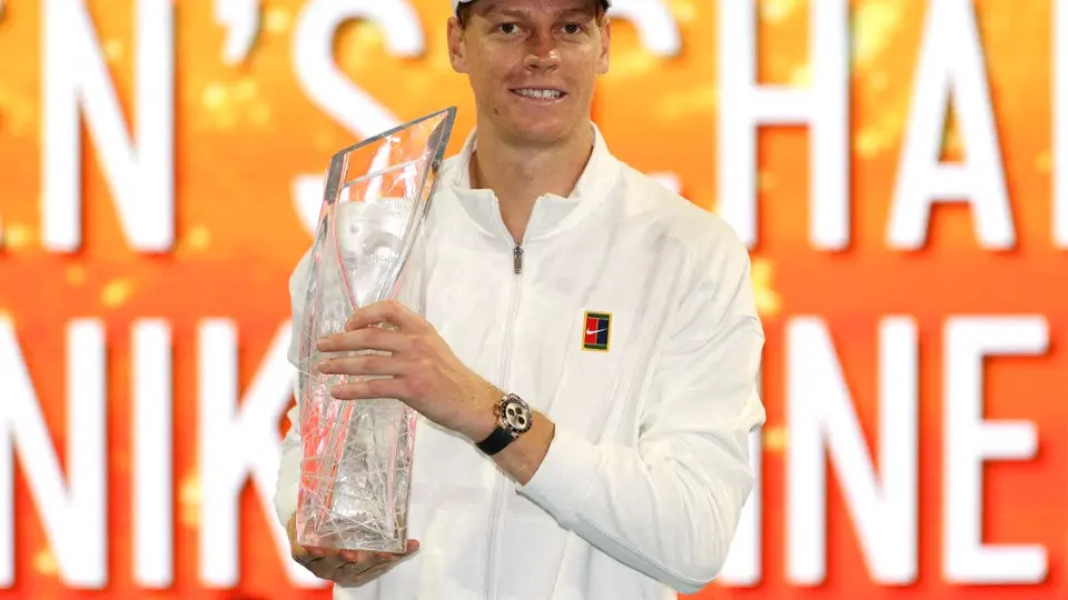Jannik Sinner posa con el trofeo en el Miami Open l AFP