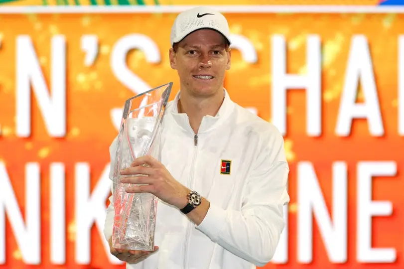 Jannik Sinner posa con el trofeo en el Miami Open l AFP