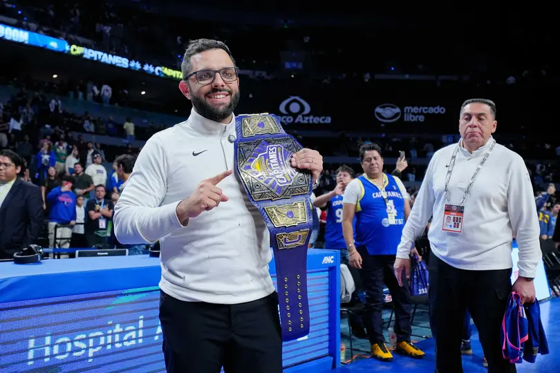 Vitor Galvani con un cinturón l IMAGO7