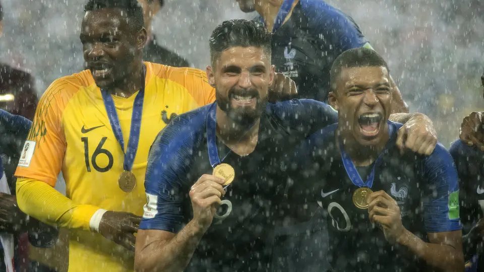Olivier Giroud y Kylian Mbappé en celebración tras coronarse en la Copa Mundial Rusia 2018 | MEXSPORT