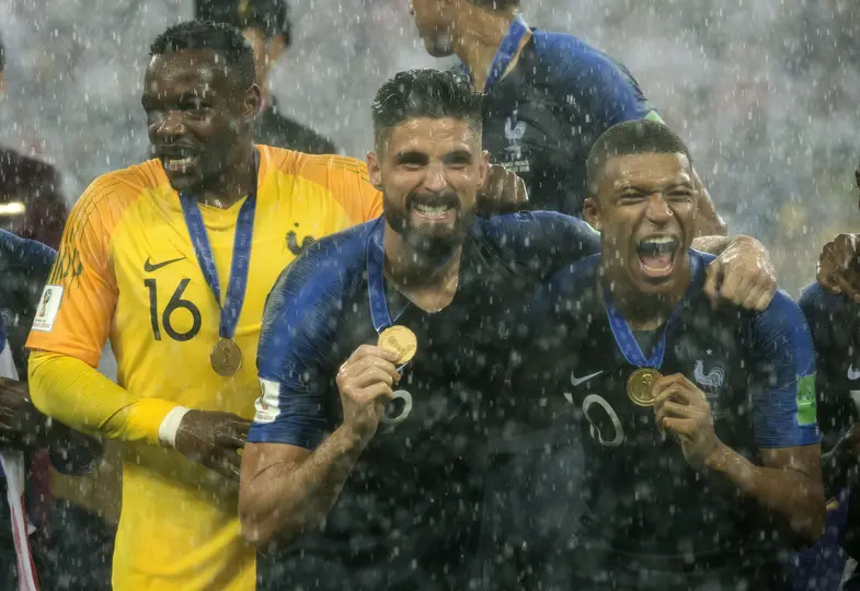 Olivier Giroud y Kylian Mbappé en celebración tras coronarse en la Copa Mundial Rusia 2018 | MEXSPORT