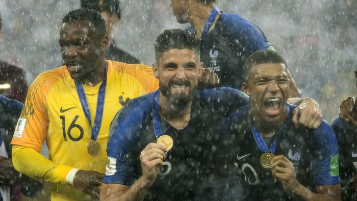 Olivier Giroud y Kylian Mbappé en celebración tras coronarse en la Copa Mundial Rusia 2018 | MEXSPORT