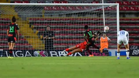 Marta Alemany, arquera de Querétaro, tras atajar penalti a Bravas en el Clausura 2026 | IMAGO7