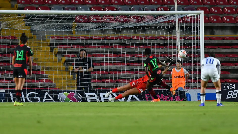 Marta Alemany, arquera de Querétaro, tras atajar penalti a Bravas en el Clausura 2026 | IMAGO7