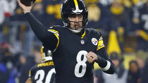 Aaron Rodgers haciendo un pase l AFP