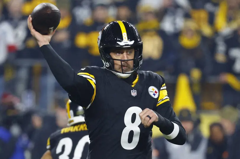 Aaron Rodgers haciendo un pase l AFP