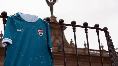 Playera de Irak posa sobre la Macroplaza l INSTA: @iraqnt_en