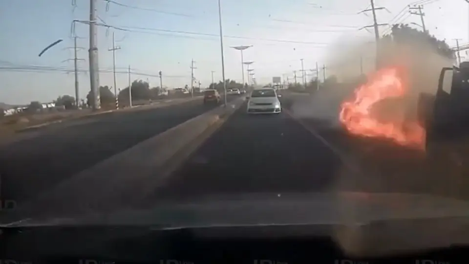 Una camioneta explotó mientras circulaba sobre la carretera México-Pachuca, en Tecámac./ Captura de pantalla