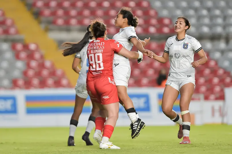 Marta Alemany, arquera de Querétaro, tras atajar penalti a Bravas en el Clausura 2026 | IMAGO7