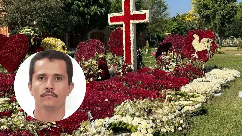 La tumba de “El Mencho” destaca en el cementerio por la gran cantidad de flores y arreglos./ X