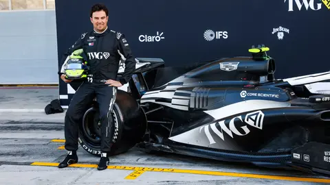 Sergio Pérez con su escudería en Bahreín l MEXSPORT