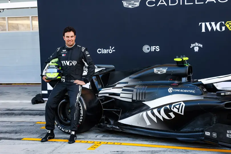 Sergio Pérez con su escudería en Bahreín l MEXSPORT