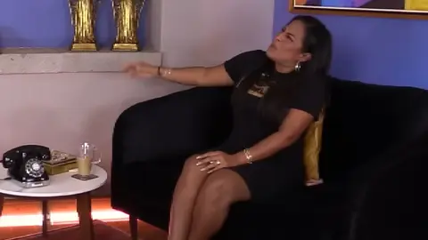 En la plática, la cantante tuvo que hacer un esfuerzo antes de soltar el presunto gas / Especial