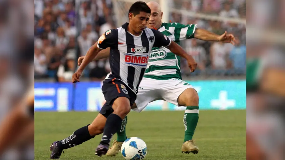 Osvaldo Martínez en disputa del balón con Rodrigo Ruiz en juego de Monterrey vs Santos | MEXSPORT