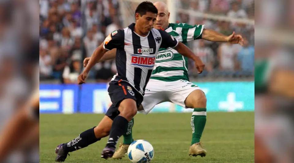 Osvaldo Martínez en disputa del balón con Rodrigo Ruiz en juego de Monterrey vs Santos | MEXSPORT