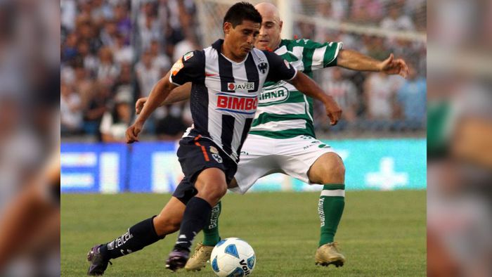 Osvaldo Martínez en disputa del balón con Rodrigo Ruiz en juego de Monterrey vs Santos | MEXSPORT
