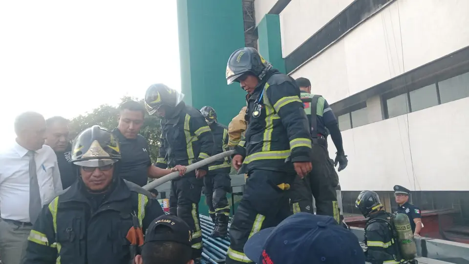 Los bomberos acudieron a tiempo para que el incendio no se propagara a otras áreas / Redes Sociales