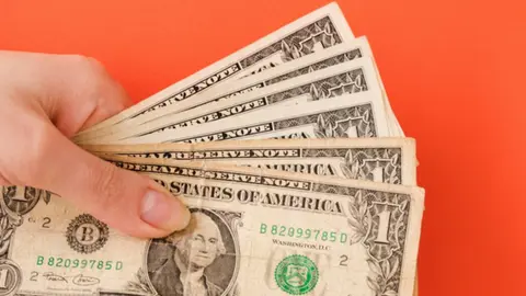 El peso ligeramente gana terreno frente al dólar | FREEPIK