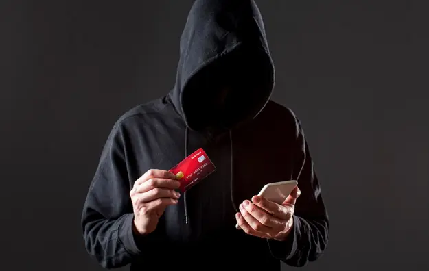 Los delincuentes envían correos, mensajes de texto o notificaciones a través de aplicaciones de mensajería instantánea para estafar / Magnific
