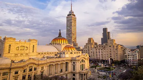 La Torre Latinoamericana es reconocida por su ingeniería antisísmica, que le permitió resistir los sismos de 1985 y 2017./ Pixabay